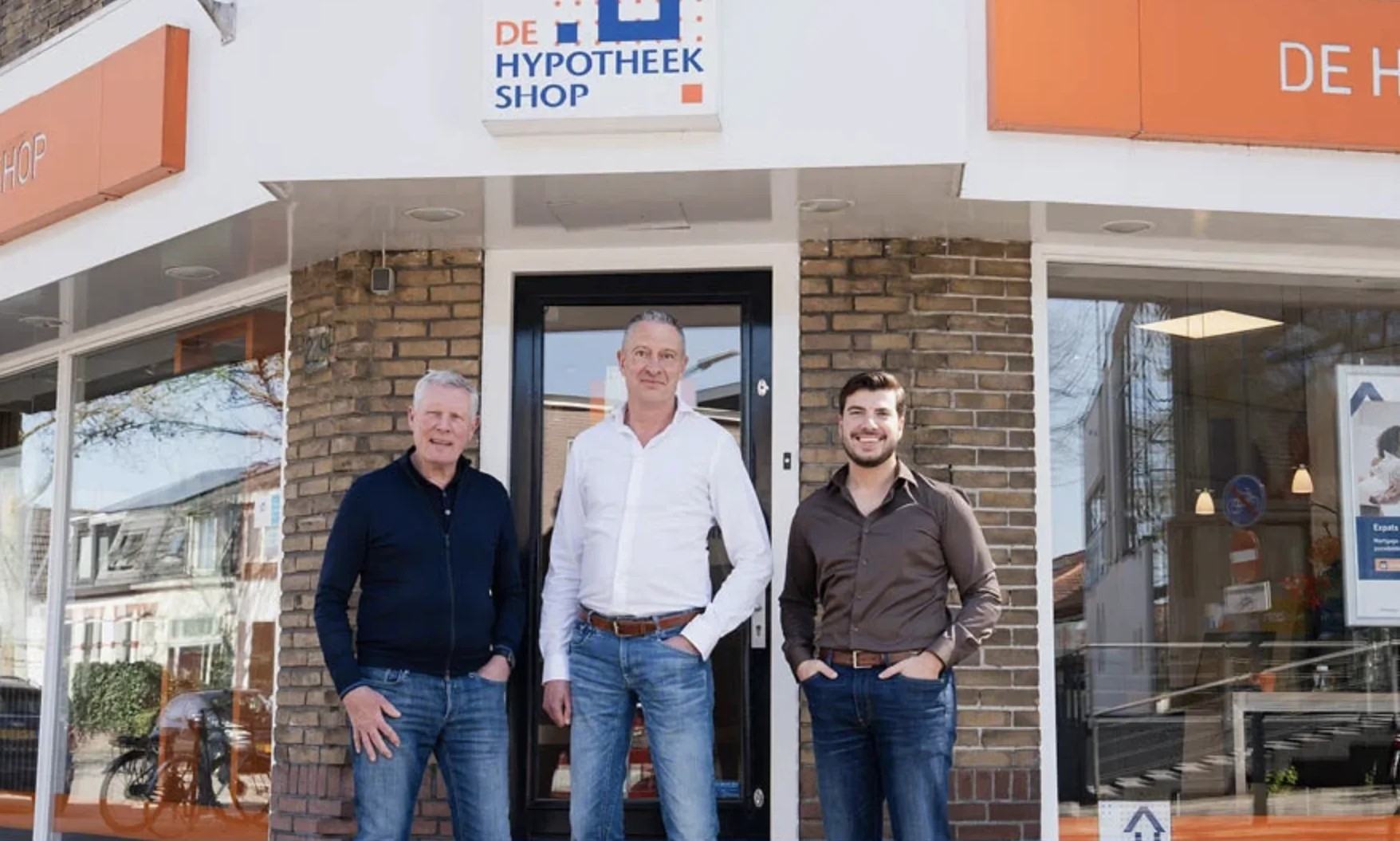 De hypotheekadviseurs van De Hypotheekshop Hilversum Zuid voor hun kantoor